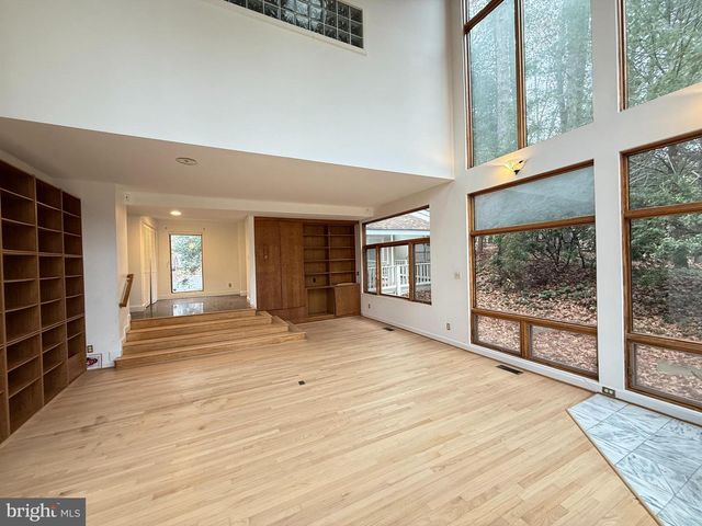 10701 SYCAMORE SPRINGS LN, Great Falls, VA 22066