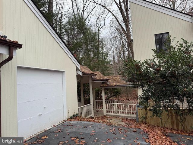 10701 SYCAMORE SPRINGS LN, Great Falls, VA 22066