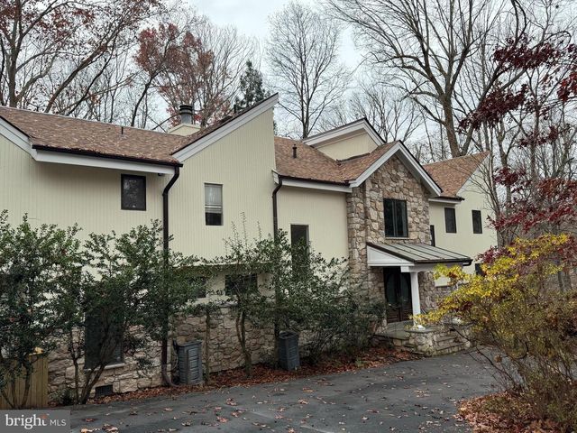 10701 SYCAMORE SPRINGS LN, Great Falls, VA 22066