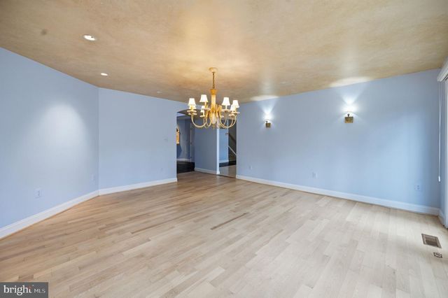 10701 SYCAMORE SPRINGS LN, Great Falls, VA 22066