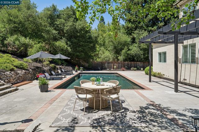136 Lark Ct, Alamo, CA 94507