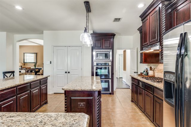 400 S Hampton Court, Lewisville, TX 75056