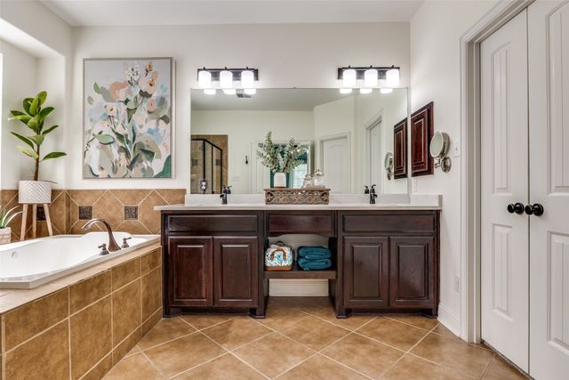 400 S Hampton Court, Lewisville, TX 75056