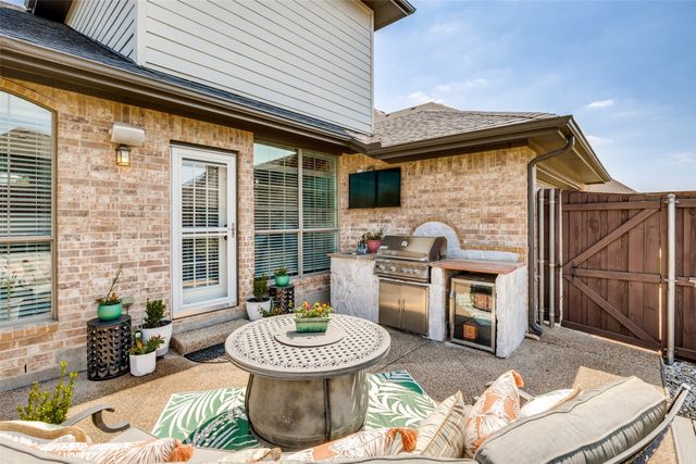 400 S Hampton Court, Lewisville, TX 75056