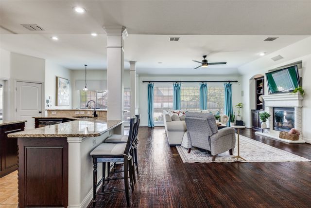 400 S Hampton Court, Lewisville, TX 75056