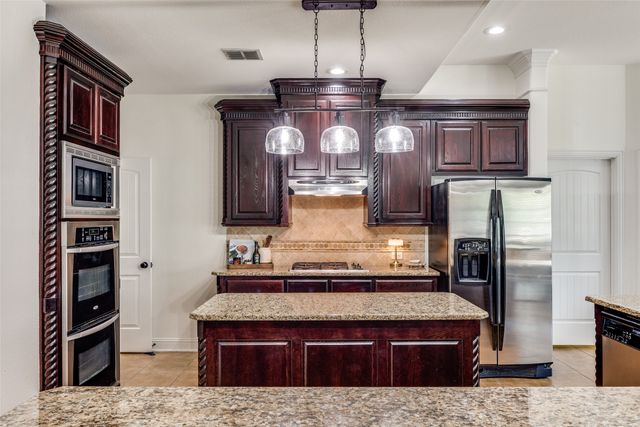 400 S Hampton Court, Lewisville, TX 75056