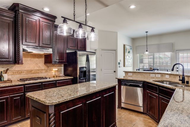 400 S Hampton Court, Lewisville, TX 75056