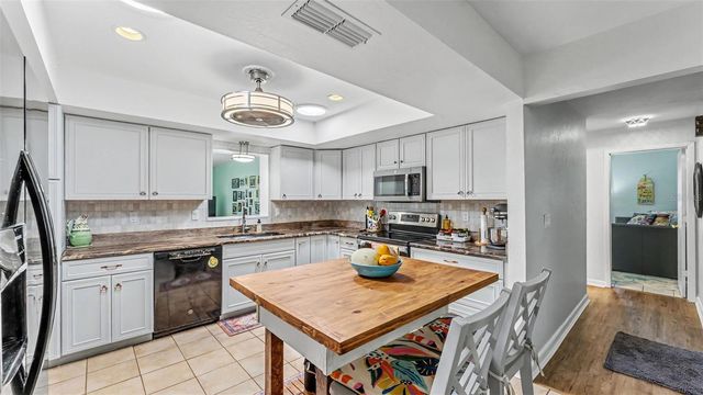 422 WILLOW RUN, Lakeland, FL 33813