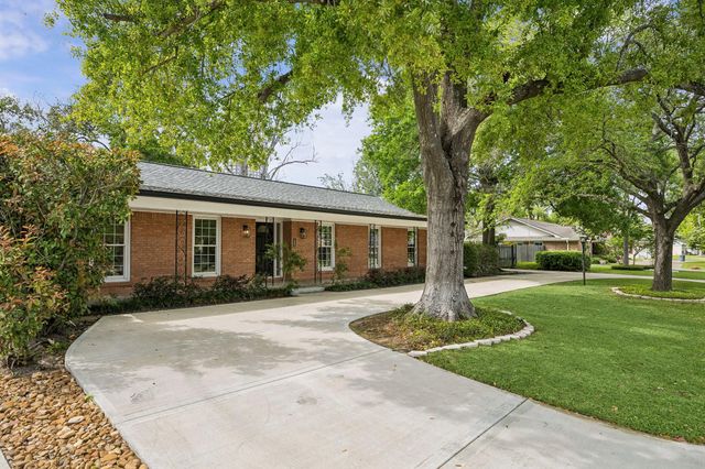1902 Chimney Rock Road, Houston, TX 77056