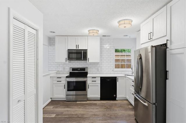 860 Gas Light LN, Virginia Beach, VA 23462