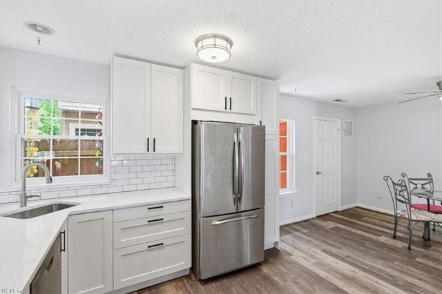 860 Gas Light LN, Virginia Beach, VA 23462