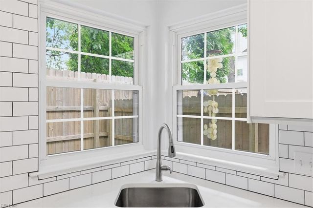 860 Gas Light LN, Virginia Beach, VA 23462
