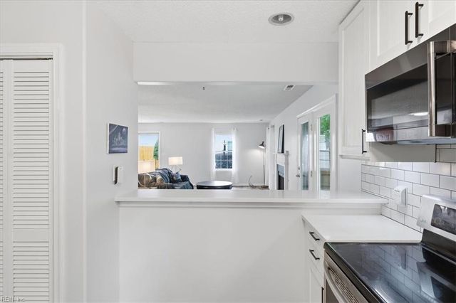 860 Gas Light LN, Virginia Beach, VA 23462
