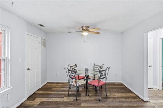 860 Gas Light LN, Virginia Beach, VA 23462