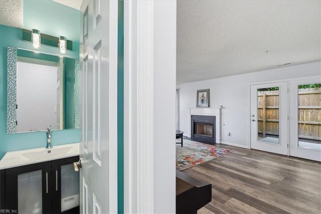 860 Gas Light LN, Virginia Beach, VA 23462