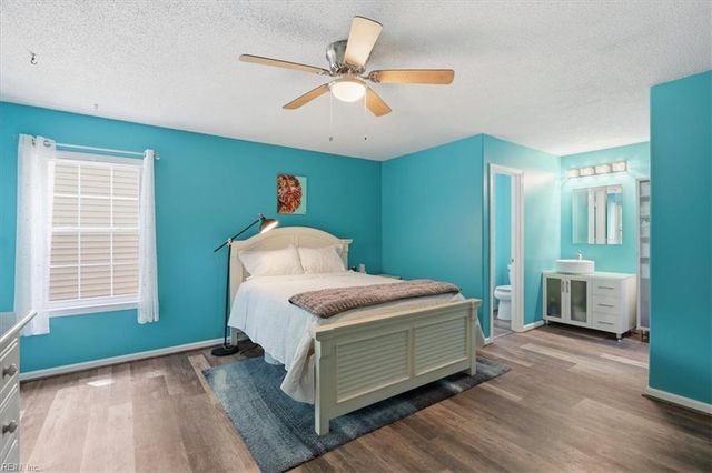860 Gas Light LN, Virginia Beach, VA 23462