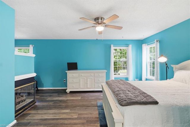 860 Gas Light LN, Virginia Beach, VA 23462