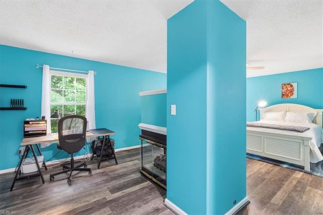 860 Gas Light LN, Virginia Beach, VA 23462