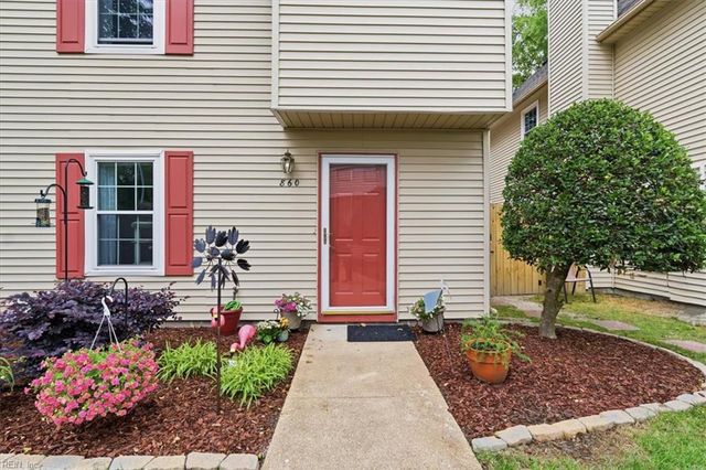 860 Gas Light LN, Virginia Beach, VA 23462