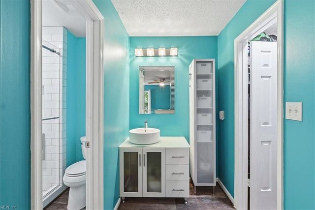 860 Gas Light LN, Virginia Beach, VA 23462