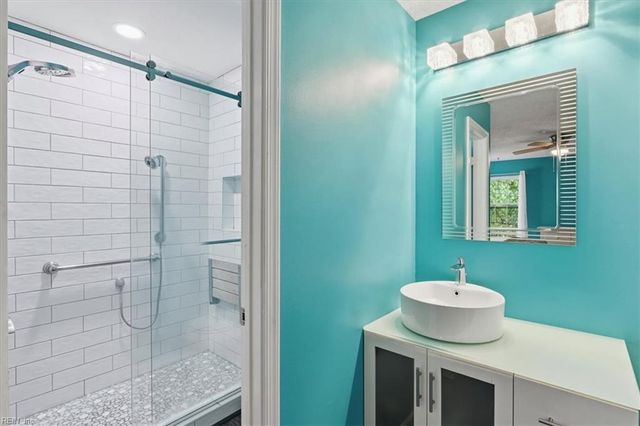 860 Gas Light LN, Virginia Beach, VA 23462