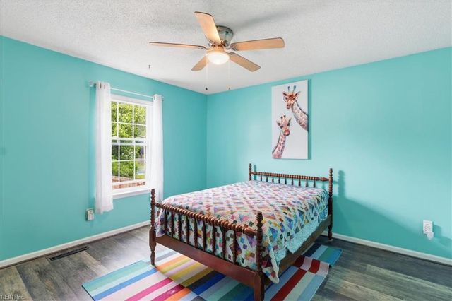 860 Gas Light LN, Virginia Beach, VA 23462