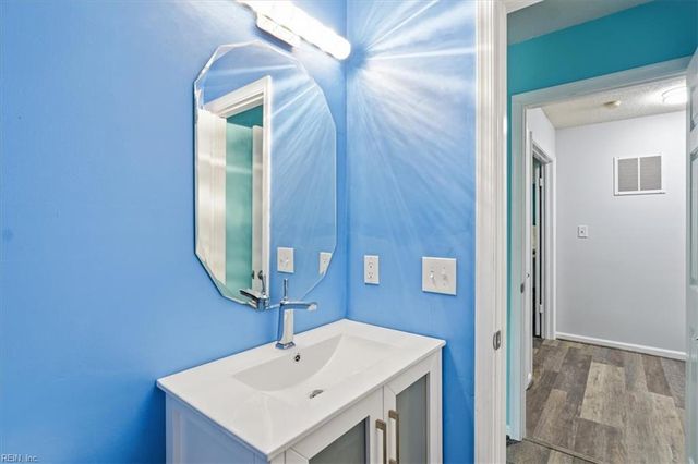 860 Gas Light LN, Virginia Beach, VA 23462