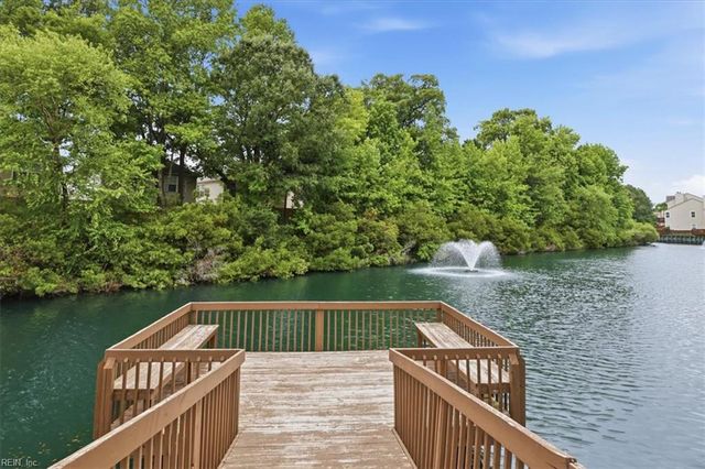 860 Gas Light LN, Virginia Beach, VA 23462
