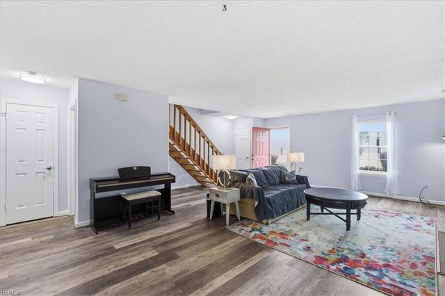 860 Gas Light LN, Virginia Beach, VA 23462