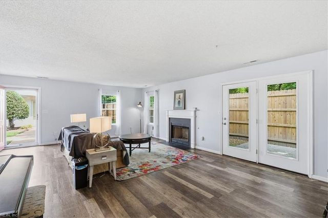 860 Gas Light LN, Virginia Beach, VA 23462