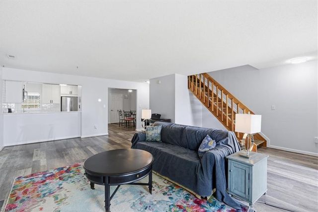 860 Gas Light LN, Virginia Beach, VA 23462