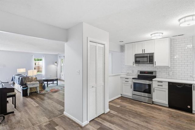 860 Gas Light LN, Virginia Beach, VA 23462