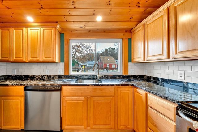 1 Bisson Ln, Merrimac, MA 01860