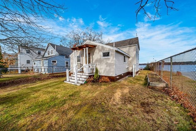 1 Bisson Ln, Merrimac, MA 01860