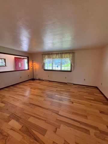 200 Bonita Dr, Hempfield Twp, PA 15601