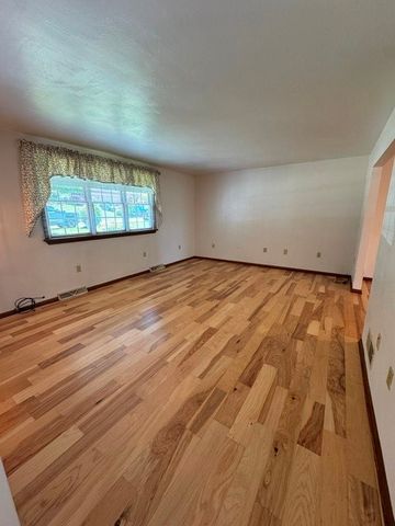 200 Bonita Dr, Hempfield Twp, PA 15601