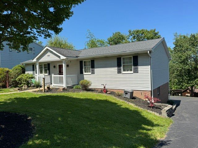200 Bonita Dr, Hempfield Twp, PA 15601