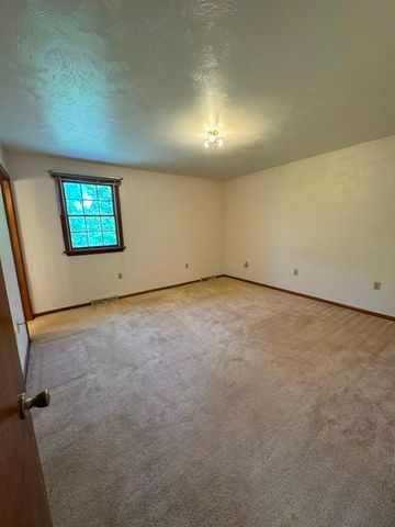 200 Bonita Dr, Hempfield Twp, PA 15601