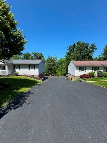 200 Bonita Dr, Hempfield Twp, PA 15601