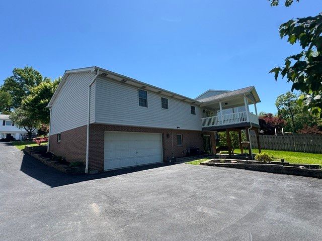 200 Bonita Dr, Hempfield Twp, PA 15601