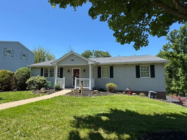 200 Bonita Dr, Hempfield Twp, PA 15601