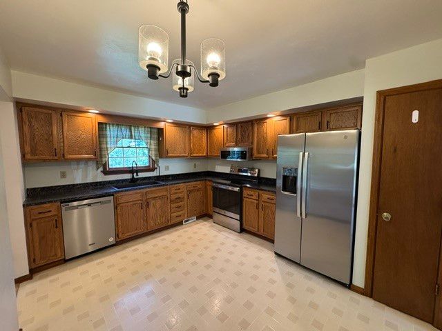 200 Bonita Dr, Hempfield Twp, PA 15601
