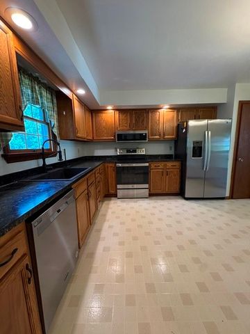 200 Bonita Dr, Hempfield Twp, PA 15601