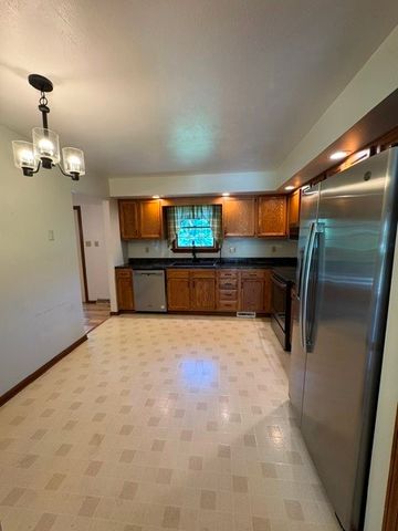 200 Bonita Dr, Hempfield Twp, PA 15601