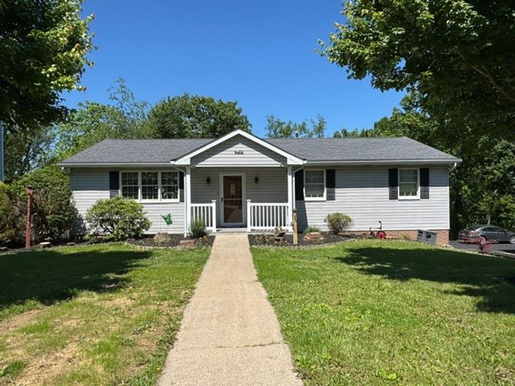 200 Bonita Dr, Hempfield Twp, PA 15601