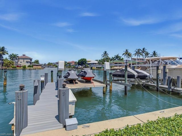 11030 Gulf Shore DR 503, Naples, FL 34108