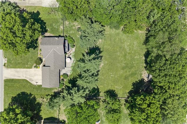 16001 RUSSELL Road, Stilwell, KS 66085