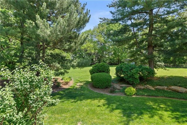 16001 RUSSELL Road, Stilwell, KS 66085