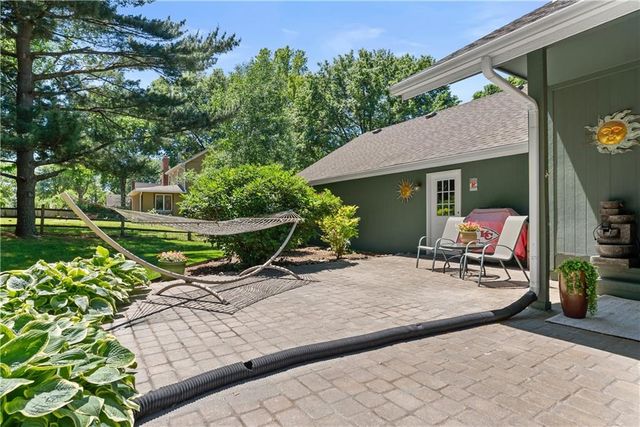 16001 RUSSELL Road, Stilwell, KS 66085