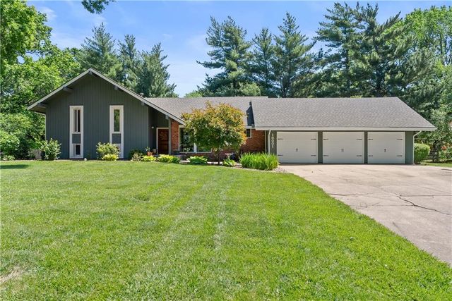 16001 RUSSELL Road, Stilwell, KS 66085